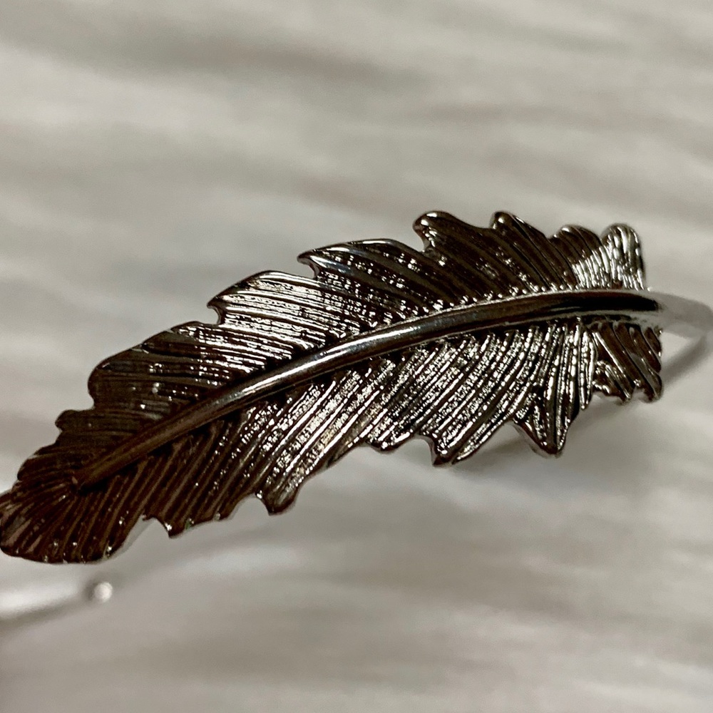 SILVER TONE SLIP-ON FEATHER TOPPED BANGLE NWT
